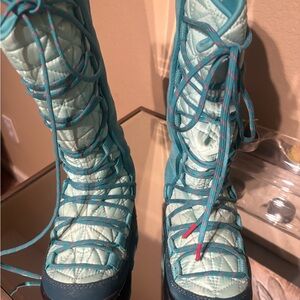 Columbia Teal and Aqua Quilted Women's Boots.Girls size 3
